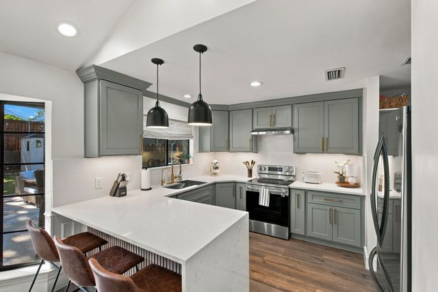 2205 Sierra Drive, Grapevine, TX 76051