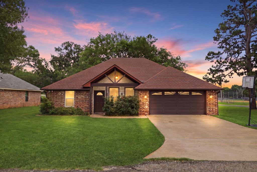 605 Penny Lane, Lindale, TX 75771