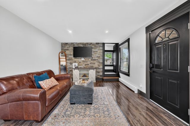 58 Grove St, Lynnfield, MA 01940