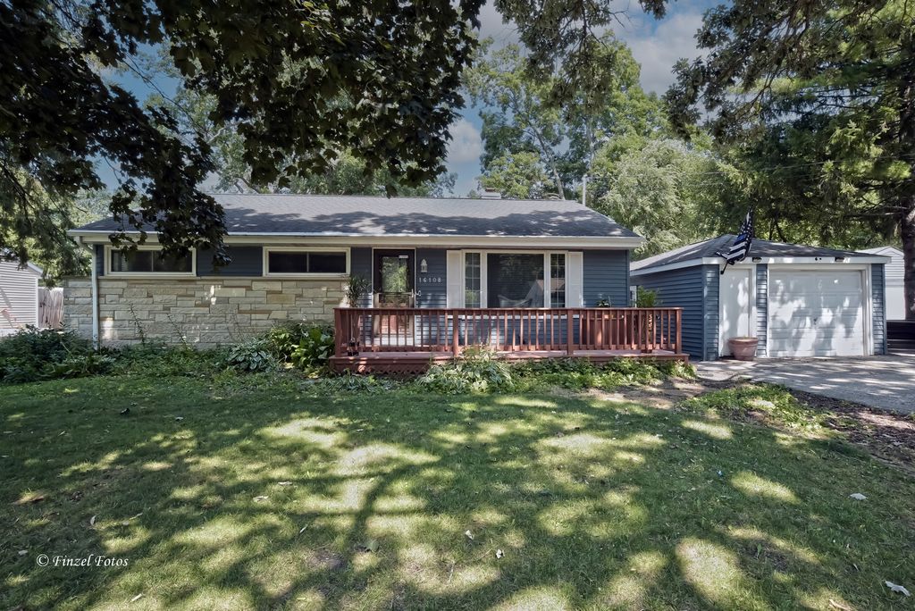 16108 W Des Plaines Drive, Libertyville, IL 60048
