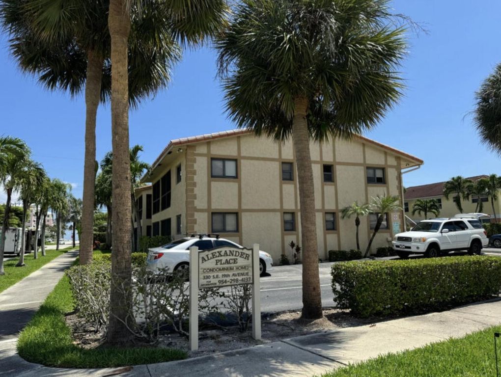 330 SE 19th Avenue E, Deerfield Beach, FL 33441