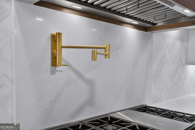 42 Chaucer Street, Savannah, GA 31410