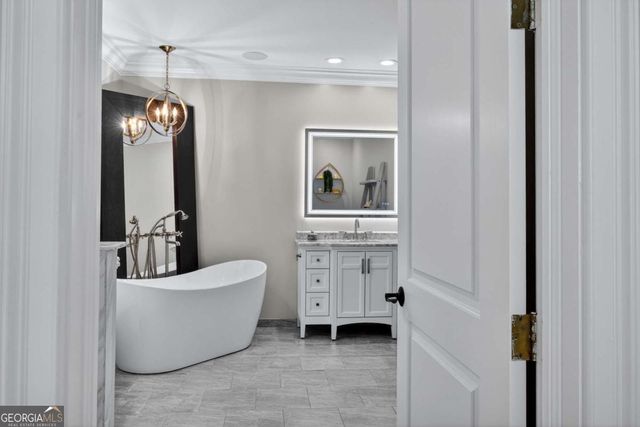 42 Chaucer Street, Savannah, GA 31410