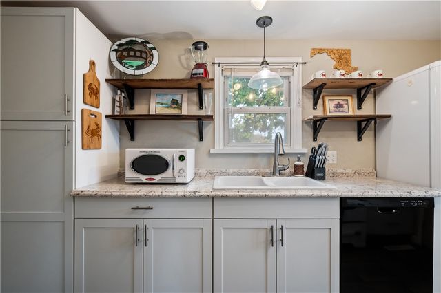 902 Delaware Ave, New Castle, PA 16105