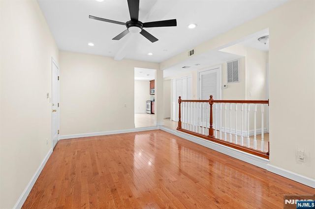 9 15th Avenue, Elmwood Park, NJ 07407