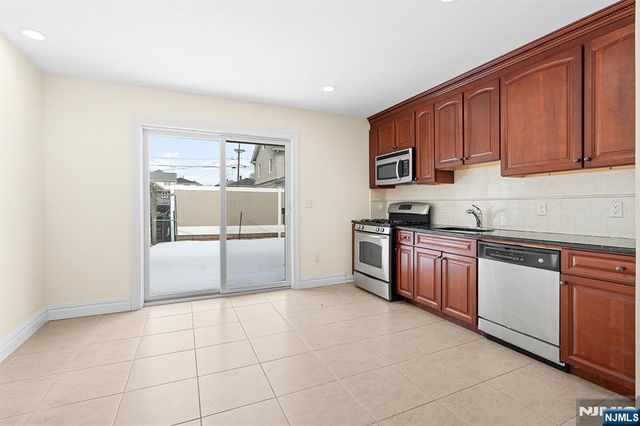 9 15th Avenue, Elmwood Park, NJ 07407