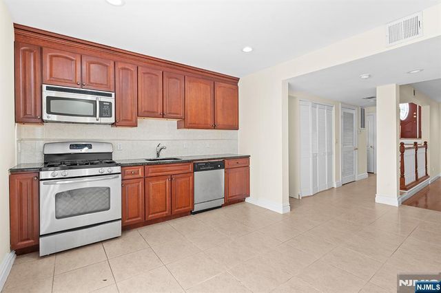 9 15th Avenue, Elmwood Park, NJ 07407