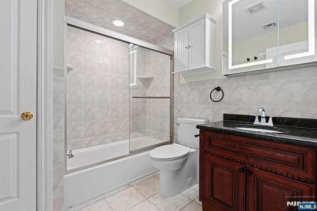 9 15th Avenue, Elmwood Park, NJ 07407