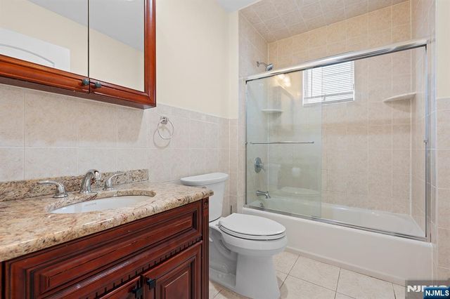 9 15th Avenue, Elmwood Park, NJ 07407