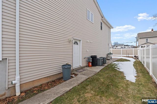 9 15th Avenue, Elmwood Park, NJ 07407