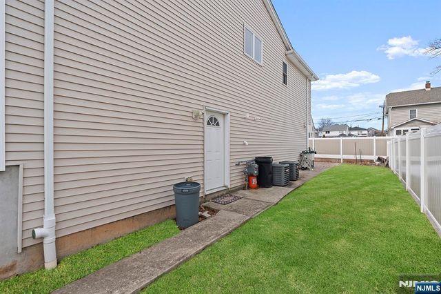 9 15th Avenue, Elmwood Park, NJ 07407