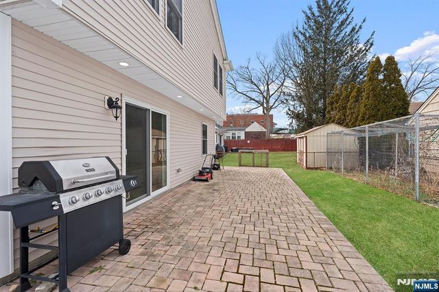 9 15th Avenue, Elmwood Park, NJ 07407