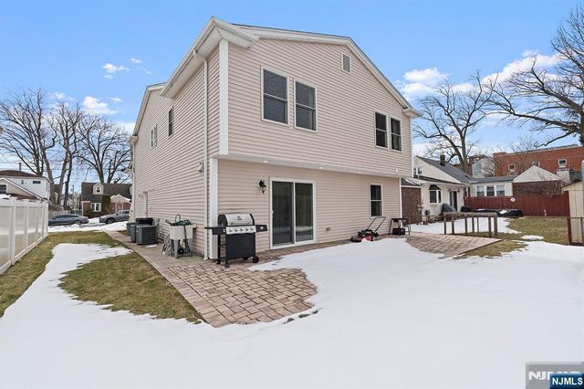 9 15th Avenue, Elmwood Park, NJ 07407