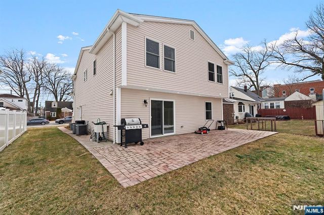 9 15th Avenue, Elmwood Park, NJ 07407