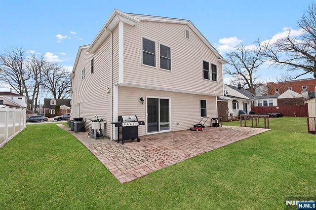 9 15th Avenue, Elmwood Park, NJ 07407