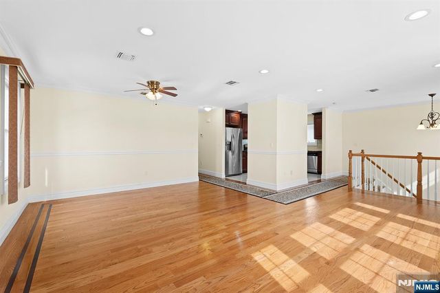 9 15th Avenue, Elmwood Park, NJ 07407