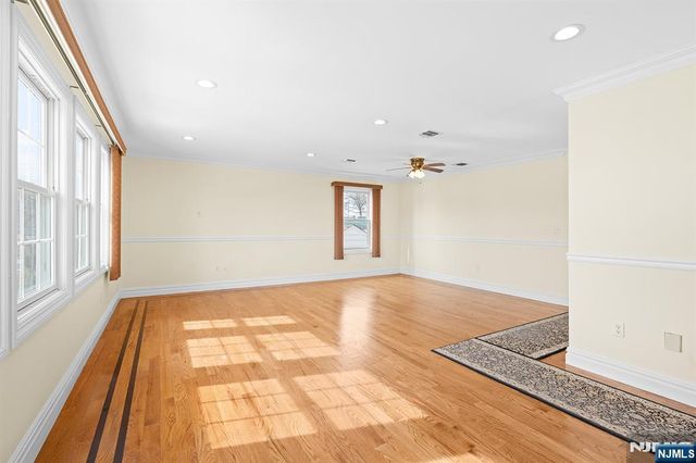 9 15th Avenue, Elmwood Park, NJ 07407