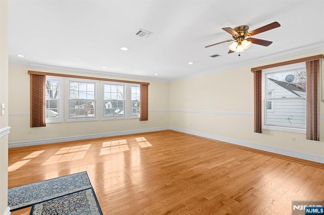 9 15th Avenue, Elmwood Park, NJ 07407