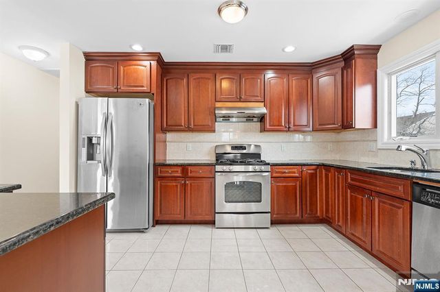 9 15th Avenue, Elmwood Park, NJ 07407