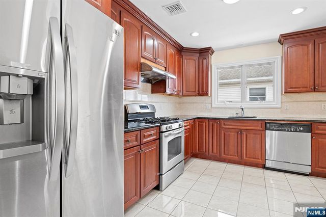 9 15th Avenue, Elmwood Park, NJ 07407