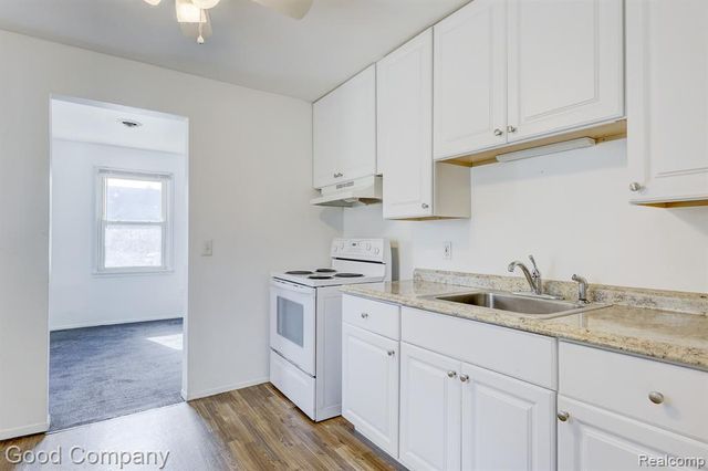 555 E Mahan Avenue, Hazel Park, MI 48030