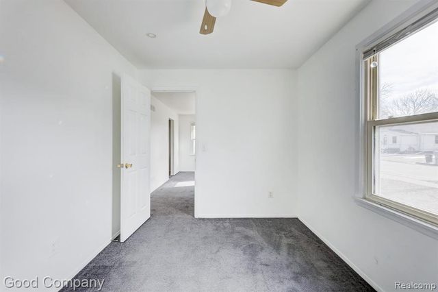 555 E Mahan Avenue, Hazel Park, MI 48030