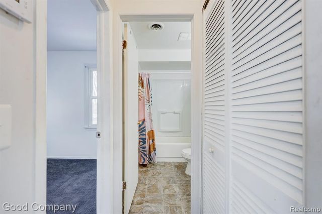 555 E Mahan Avenue, Hazel Park, MI 48030