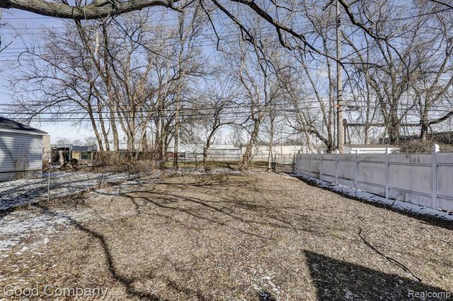 555 E Mahan Avenue, Hazel Park, MI 48030