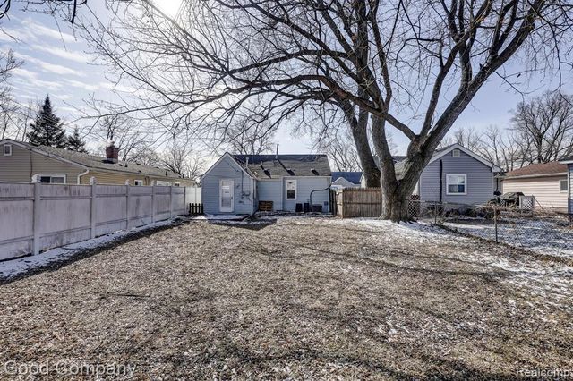 555 E Mahan Avenue, Hazel Park, MI 48030