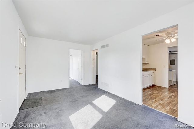 555 E Mahan Avenue, Hazel Park, MI 48030