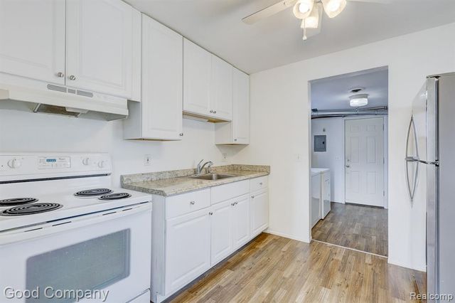 555 E Mahan Avenue, Hazel Park, MI 48030