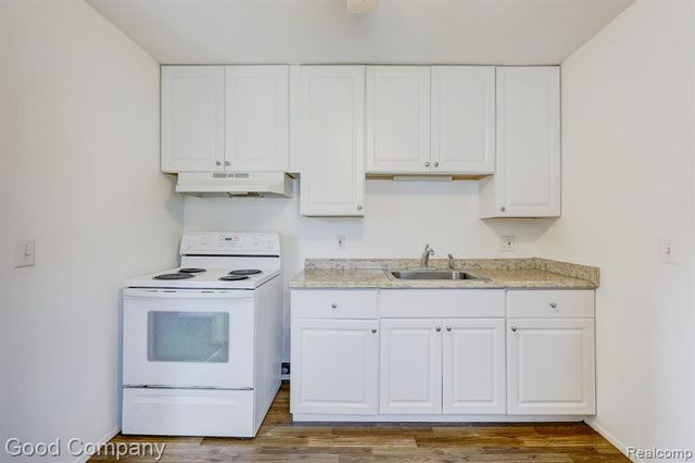 555 E Mahan Avenue, Hazel Park, MI 48030