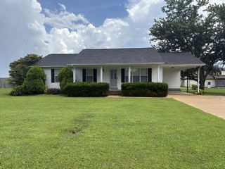 685 Edgefield Dr, Hohenwald, TN 38462