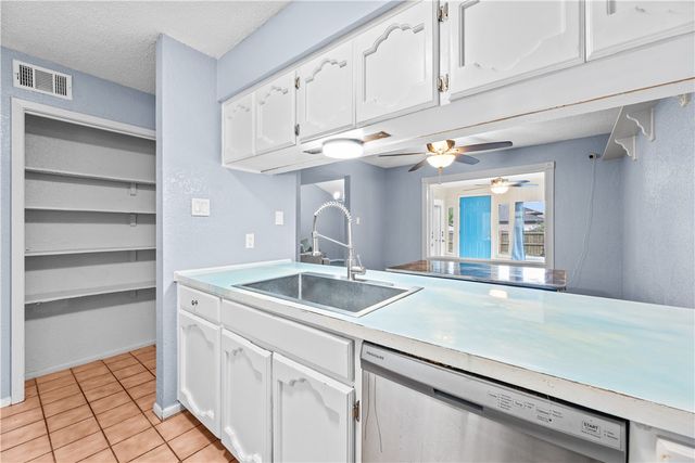 2825 Vancouver Dr, Corpus Christi, TX 78414