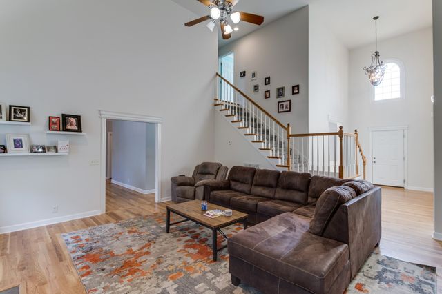 1701 Fallen Acorn Ct, Murfreesboro, TN 37129