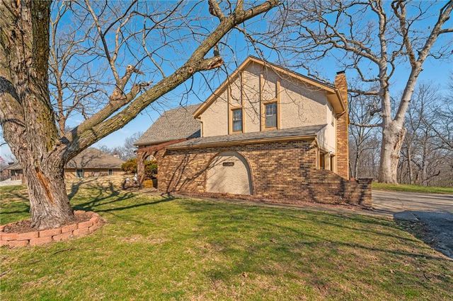 12326 Pinehurst Drive, Kansas City, KS 66109