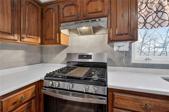 12326 Pinehurst Drive, Kansas City, KS 66109