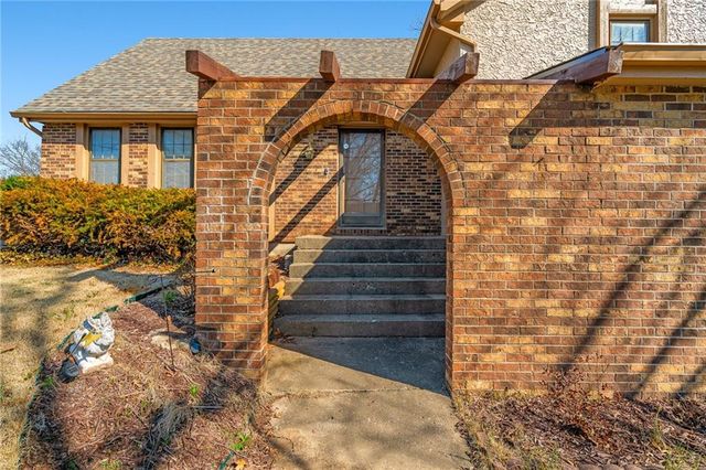 12326 Pinehurst Drive, Kansas City, KS 66109