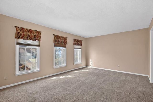 12326 Pinehurst Drive, Kansas City, KS 66109