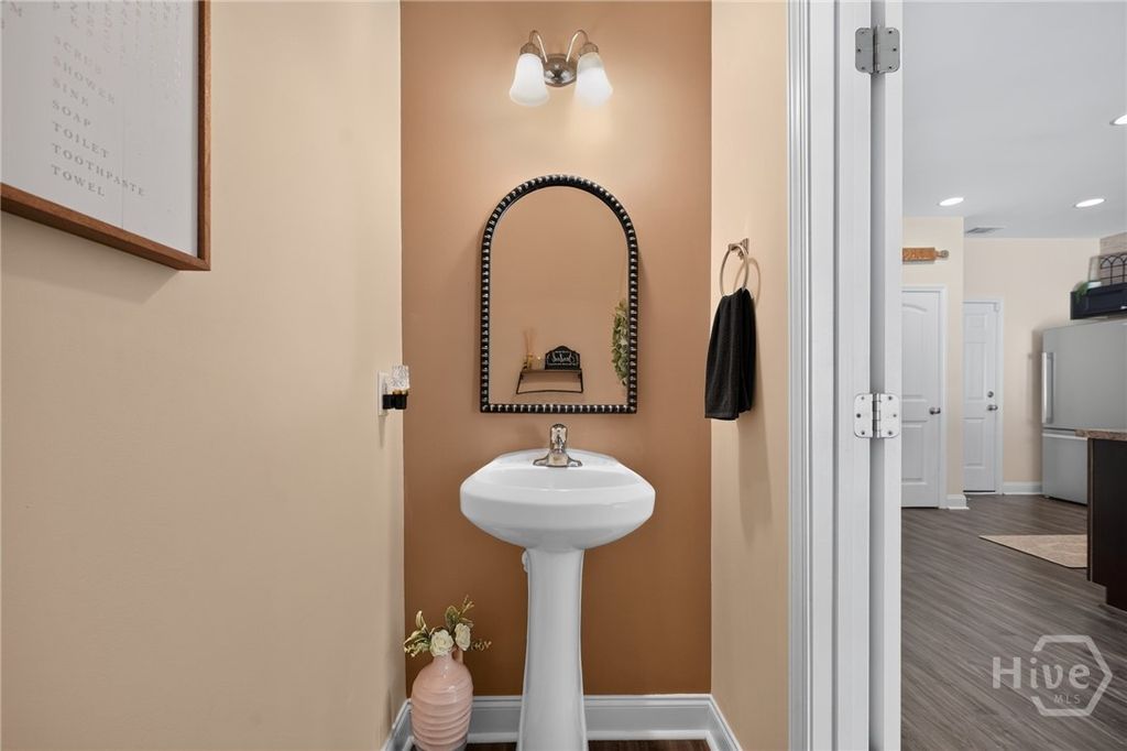 Image 11 of property listing at 345 Canyon Oak Loop, Richmond Hill, GA 31324