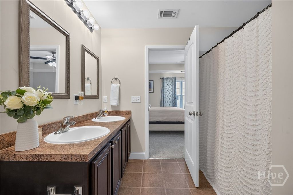 Image 18 of property listing at 345 Canyon Oak Loop, Richmond Hill, GA 31324