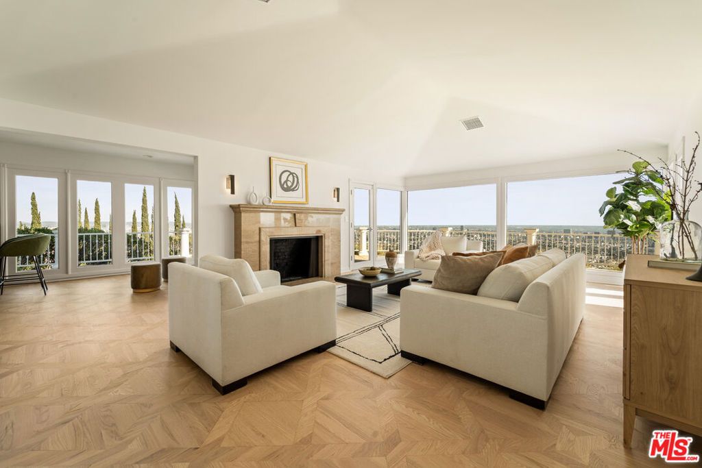 Image 10 of property listing at 8527 Hedges Way, Los Angeles, CA 90069