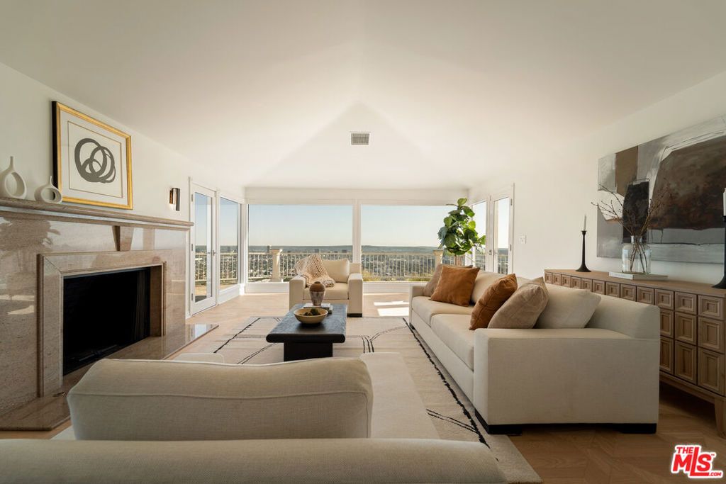 Image 12 of property listing at 8527 Hedges Way, Los Angeles, CA 90069