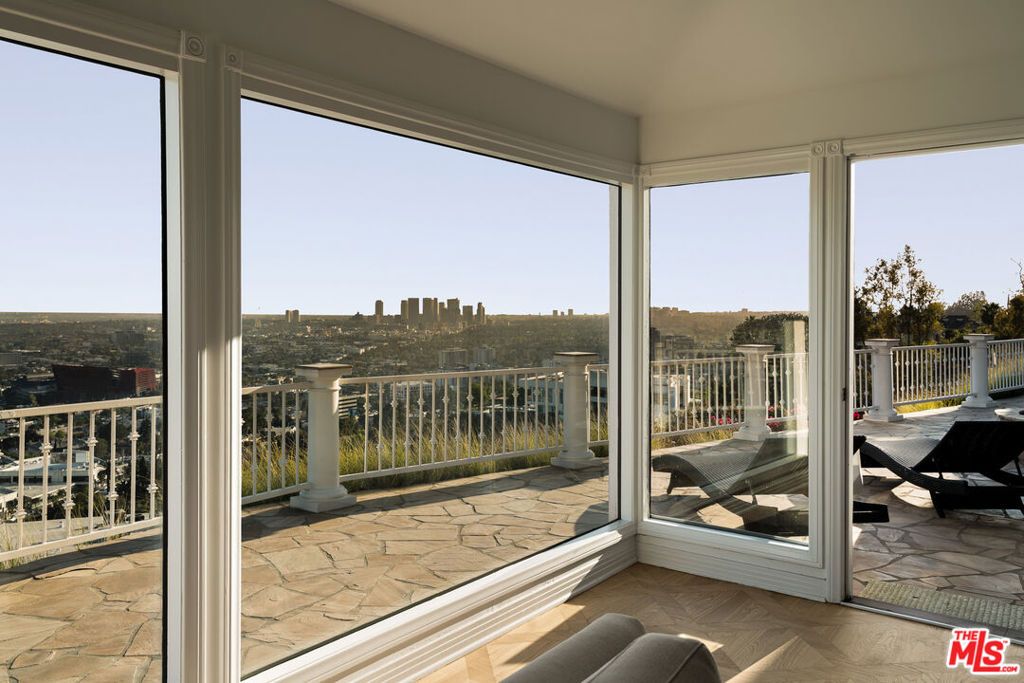 Image 16 of property listing at 8527 Hedges Way, Los Angeles, CA 90069