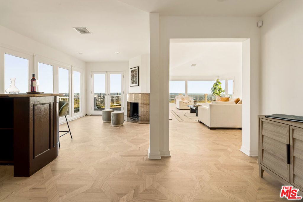 Image 17 of property listing at 8527 Hedges Way, Los Angeles, CA 90069