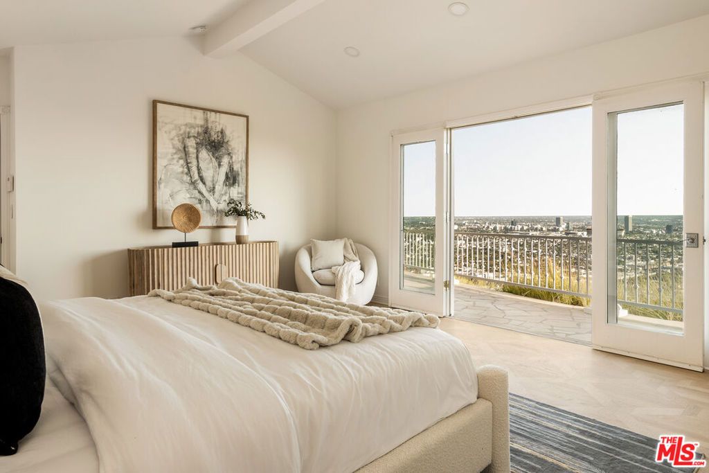 Image 18 of property listing at 8527 Hedges Way, Los Angeles, CA 90069