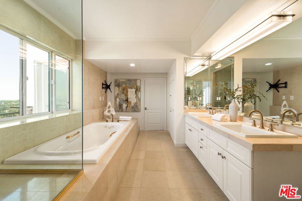 Image 19 of property listing at 8527 Hedges Way, Los Angeles, CA 90069