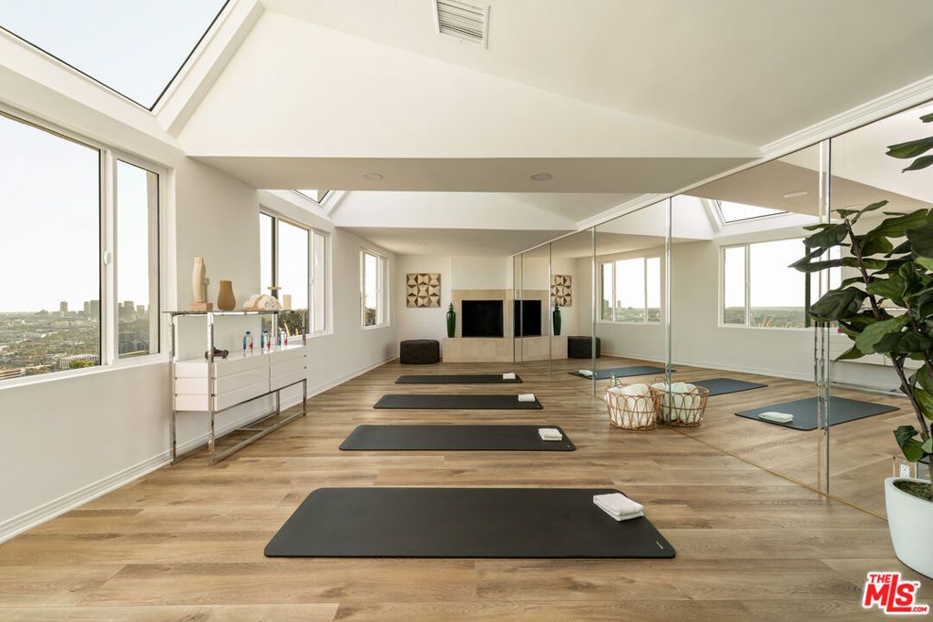 Image 20 of property listing at 8527 Hedges Way, Los Angeles, CA 90069