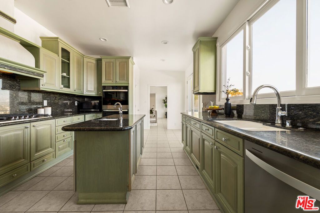 Image 23 of property listing at 8527 Hedges Way, Los Angeles, CA 90069