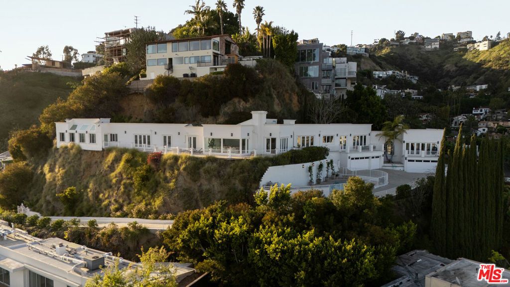 Image 33 of property listing at 8527 Hedges Way, Los Angeles, CA 90069